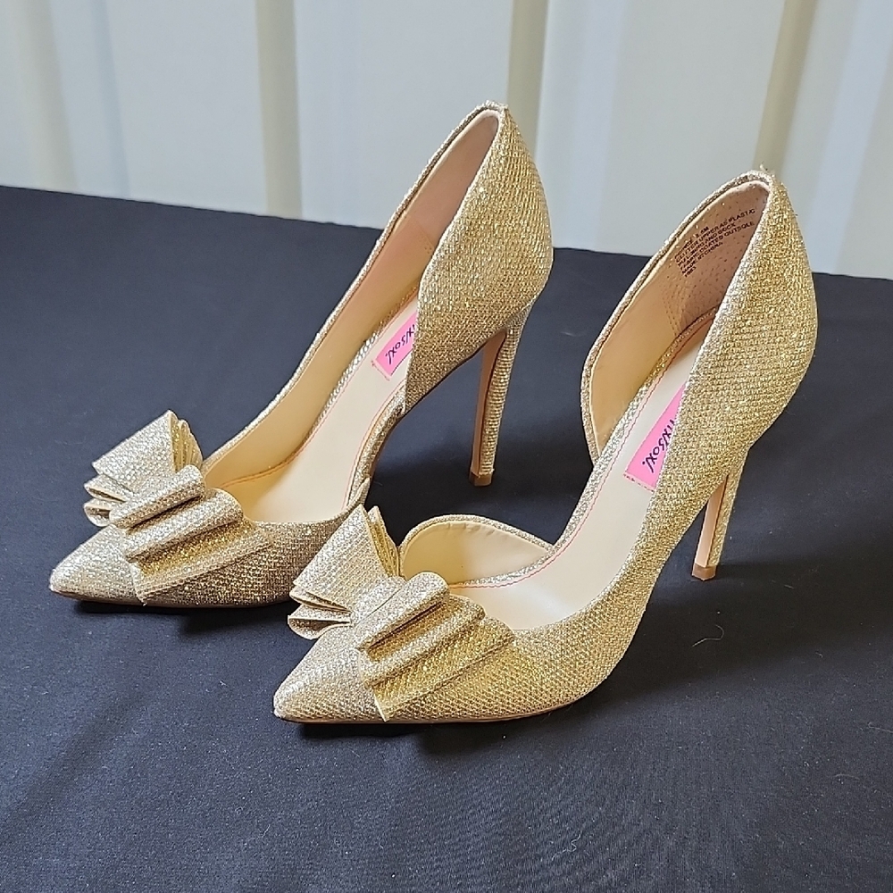 Betsey Johnson Prince Gold Glitter 4" Heel D'Orsay Pump with Bow Accent Size 6.5